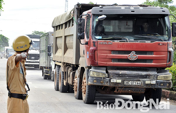 Lực lượng cảnh sát giao thông tuần tra, kiểm soát, xử lý vi phạm giao thông đối với lái xe tải nặng trên đường tỉnh 768 đoạn qua địa bàn huyện Vĩnh Cửu. Ảnh: T.Hải