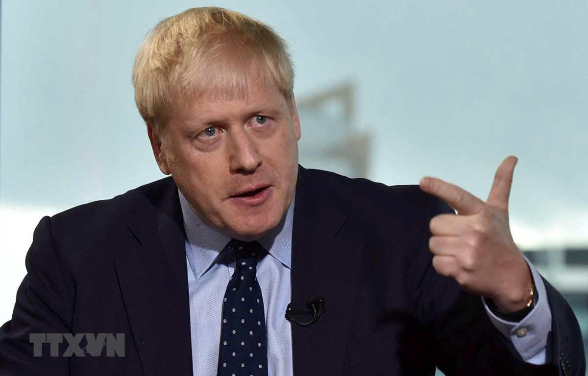 Trong ảnh: Thủ tướng Anh Boris Johnson trả lời phỏng vấn kênh truyền hình BBC tại Salford, gần Manchester ngày 29-9-2019. (Nguồn: AFP/TTXVN)