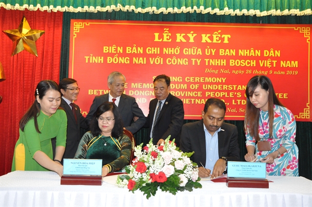 Representatives of the Đồng Nai People’s Committee and Bosch Vietnam sign a memorandum of understanding on September 26 for developing skilled human resources in the province. — VNS Photo  Read more at http://vietnamnews.vn/economy/536009/dong-nai-in-deal-with-bosch-to-train-human-resources.html#lPTzHkycEo7iLw79.99