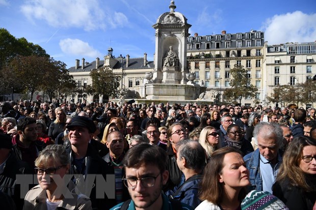  Người dân Pháp tập trung bên ngoài nhà thờ Saint-Sulpice ở thủ đô Paris nơi tổ chức tang lễ cố Tổng thống Jacques Chirac ngày 30-9. (Ảnh: AFP/TTXVN)