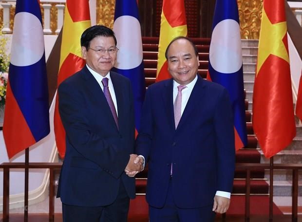 Lao Prime Minister Thongloun Sisoulith (L) begins his official visit to Vietnam on October 1 at the invitation of PM Nguyen Xuan Phuc.