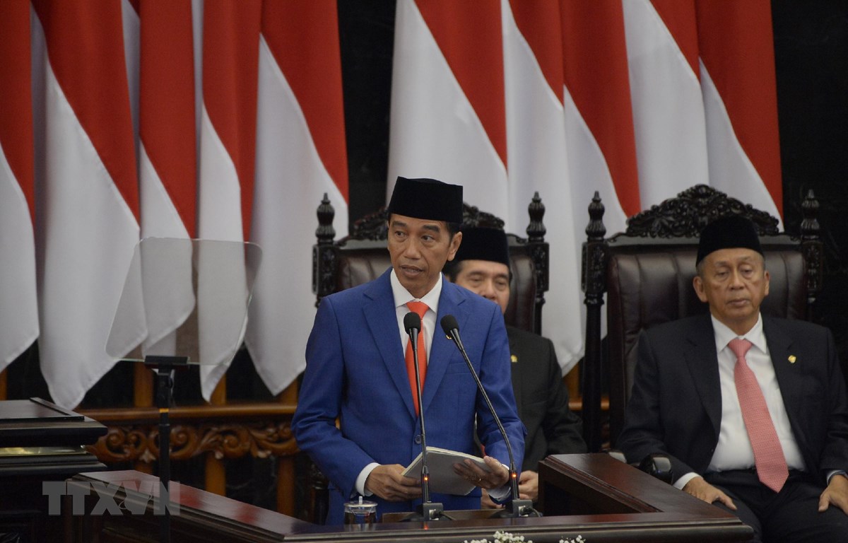 Tổng thống Indonesia Joko Widodo (thứ 2 phải) phát biểu tại cuộc họp Quốc hội ở Jakarta ngày 16/8. (Ảnh: AFP/TTXVN)