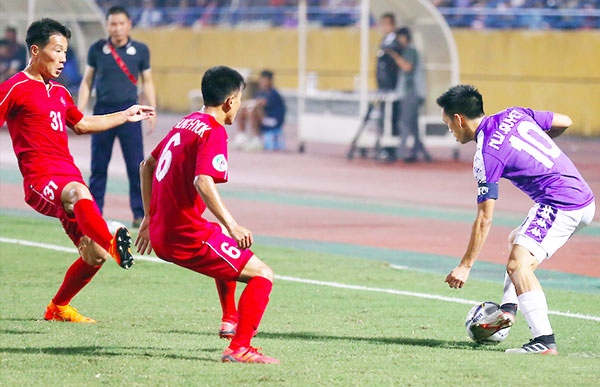 Hà Nội FC (phải) sẽ tiếp tục viết nên lịch sử ở AFC Cup 2019?