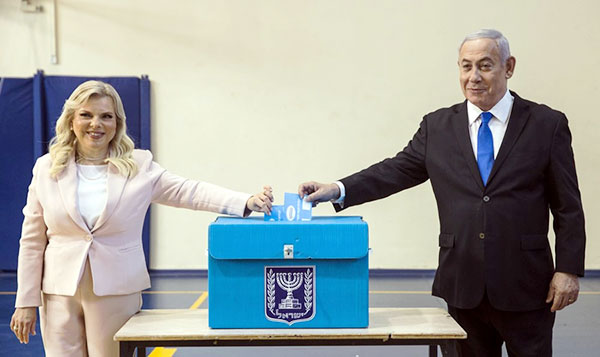 Thủ tướng Benjamin Netanyahu cùng vợ đi bỏ phiếu ở Jerusalem hôm 17-9. Ảnh: AP