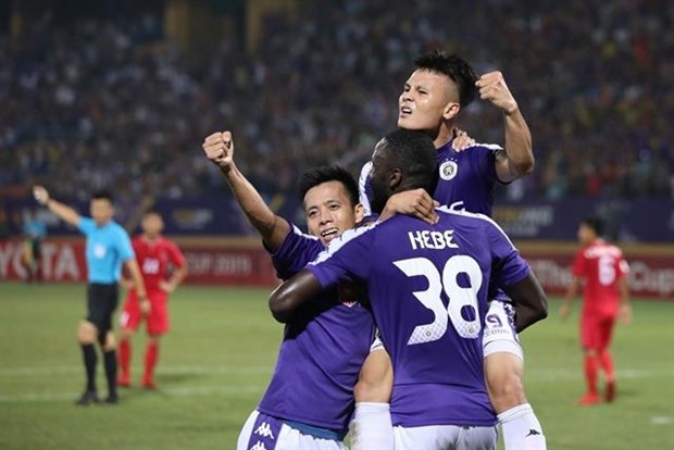 Hanoi FC players celebrate their goal in the first leg with the DPRK’s April 25 Sports Club at the AFC Cup Inter-zonal Final at Hang Day Stadium (Photo: toquoc.vn)