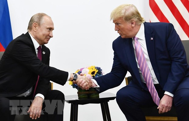 Trong ảnh (tư liệu): Tổng thống Nga Vladimir Putin (trái) và Tổng thống Mỹ Donald Trump (phải) tại cuộc gặp bên lề Hội nghị thượng đỉnh Nhóm các nền kinh tế phát triển và mới nổi hàng đầu thế giới (G20) ở Osaka, Nhật Bản ngày 28-6-2019. (Nguồn: AFP/TTXVN)