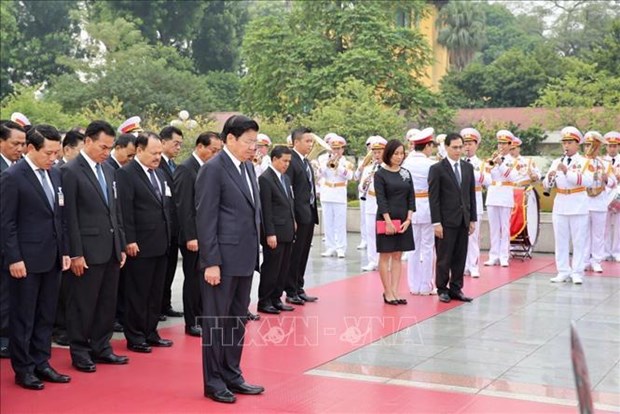 Lao Prime Minister Thongloun Sisoulith pays tribute to late President Ho Chi Minh at his mausoleum 