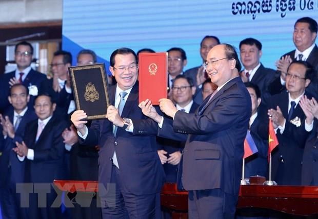 PM Nguyen Xuan Phuc and PM Samdech Techo Hun Sen sign Supplementary Treaty to the 1985 Treaty on the Delimitation of National Boundaries and the Supplementary Treaty 2005.