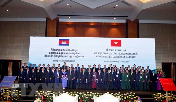 Thủ tướng Campuchia Hun Sen kết thúc chuyến thăm chính thức Việt Nam