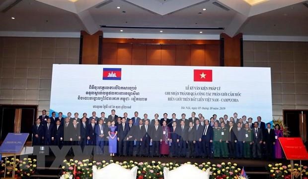 PM Nguyen Xuan Phuc and PM Hun Sen in a photo with delegates at the conference reviewing border demarcation work.