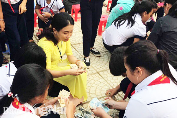 Học sinh Trường tiểu học Hưng Lộc (xã Hưng Lộc, huyện Thống Nhất) hội thu heo đất giúp bạn nghèo