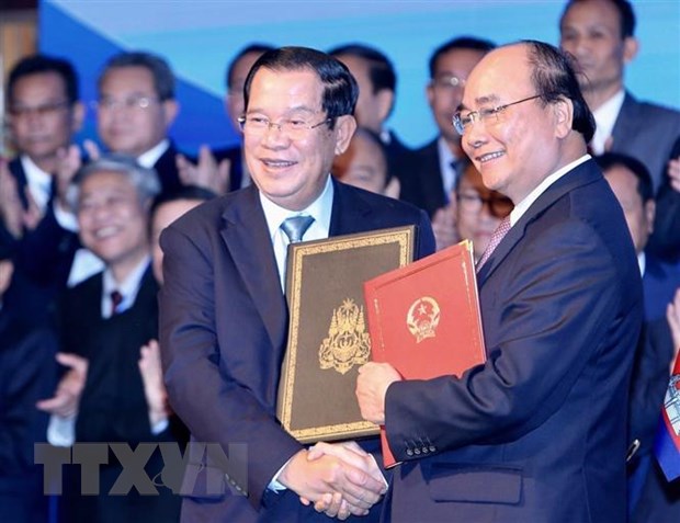 Thủ tướng Nguyễn Xuân Phúc và Thủ tướng Campuchia Samdech Techo Hun Sen ký Hiệp ước bổ sung Hiệp ước hoạch định biên giới quốc gia năm 1985 và Hiệp ước bổ sung năm 2005 giữa Cộng hòa XHCN Việt Nam và Vương quốc Campuchia. (Ảnh: Dương Giang/TTXVN)