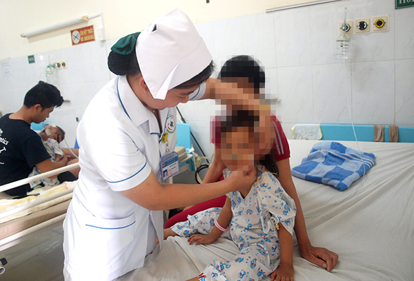 Một trẻ thở CPAP do viêm phổi tại Bệnh viện nhi đồng Đồng Nai.