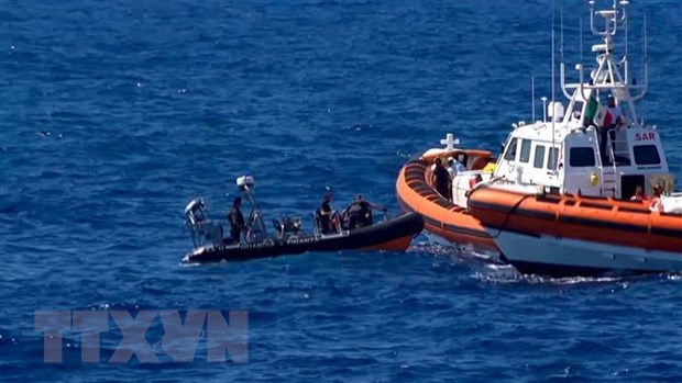 Tàu cứu hộ giải cứu người di cư trên biển ở gần đảo Lampedusa, Italy, ngày 20-8-2019. (Nguồn: AFP/TTXVN)