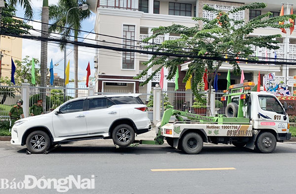 Lực lượng chức năng tiến hành nhắc nhở, xử lý phương tiện dừng, đậu xe trên đường Hưng Đạo Vương (TP.Biên Hòa)