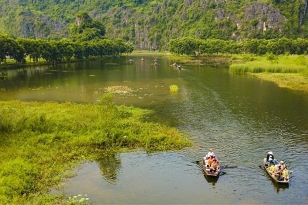 Located inside the Trang An Landscape Complex, a world heritage site, Tam Coc-Bich Dong is home to one of the most scenic rice fields in Vietnam, with a romantic waterway and karst mountains