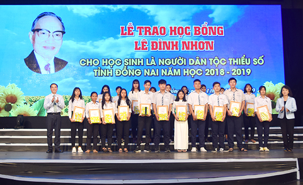 Ông Cao Quốc Sang, Phó giám đốc Đài PT-TH Đồng Nai và đại diện gia đình đồng chí Lê Đình Nhơn trao học bổng cho các học sinh
