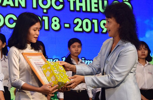 Đại diện gia đình đồng chí Lê Đình Nhơn trao học bổng cho học sinh