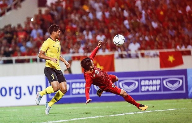 Midfielder Nguyen Quang Hai (in red) scores for Vietnam (Photo: VNA)