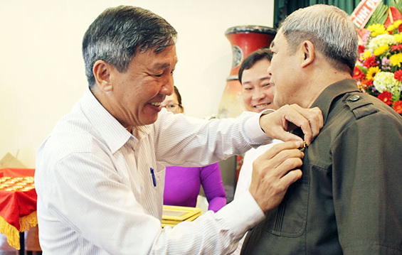 Đồng chí Hồ Thanh Sơn, Phó bí thư Thường trực Tỉnh ủy  trao Kỷ niệm chương “Vì sự nghiệp Dân vận của Đảng” cho các cá nhân
