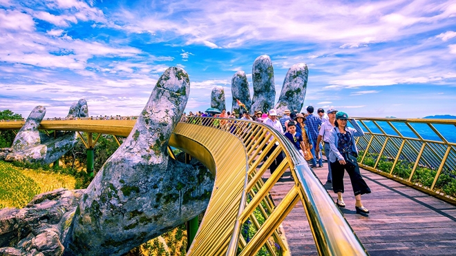 Cau Vang (Golden Bridge) at Sun World Ba Na Hills tourist site in Danang City (Photo: VNA)