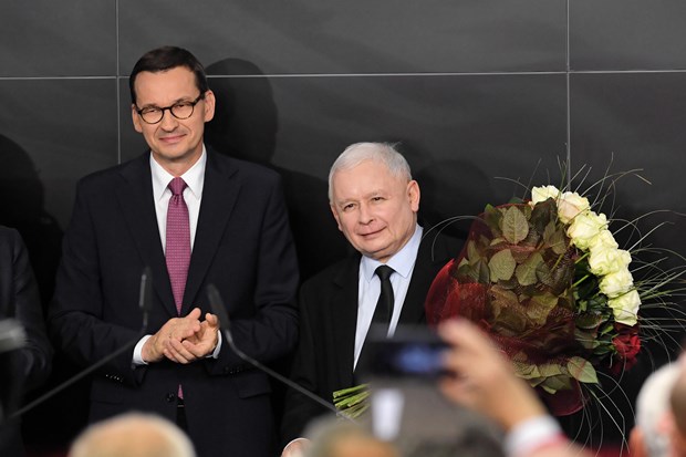 Thủ tướng Ba Lan Mateusz Morawiecki (trái) và lãnh đạo đảng Pháp luật và Công lý (PiS) Jaroslaw Kaczynski (phải) sau cuộc bầu cử Hạ viện tại Vácsava ngày 13-10-2019. (Nguồn: AFP/TTXVN)