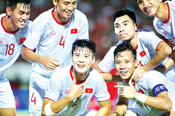 Tuyển Việt Nam có chiến thắng dễ dàng 3-1 ngay trên nhà của Indonesia ở vòng loại World Cup 2022. Trong ảnh: Các tuyển thủ Việt Nam ăn mừng bàn thắng của Duy Mạnh. Ảnh: N.Đ