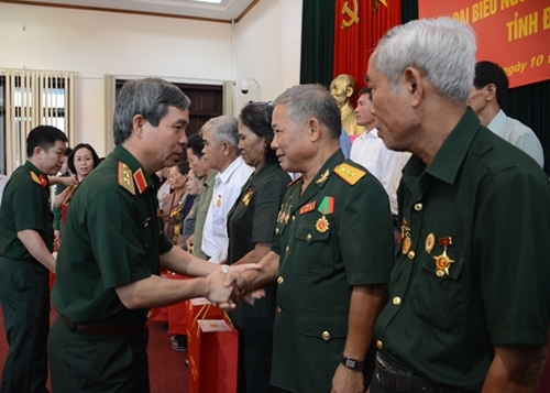 Presenting gifts to national contributors of Dong Nai province