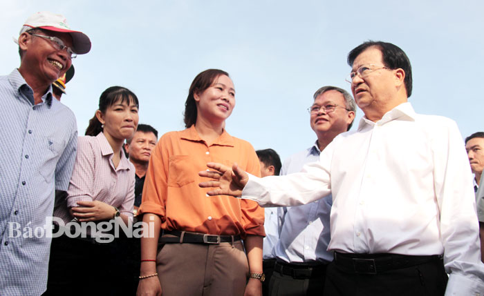 Phó thủ tướng Chính phủ Trịnh Đình Dũng trao đổi với cán bộ địa phương và người dân trong vùng dự án Cảng hàng không quốc tế Long Thành. Ảnh: Hải Quân