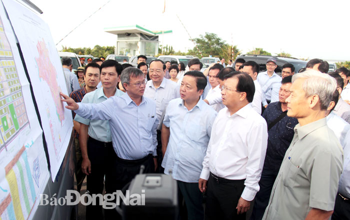 Chủ tịch UBND tỉnh Cao Tiến Dũng giới thiệu với Phó thủ tướng Chính phủ Trịnh Đình Dũng (áo trắng, thứ hai từ phải qua) về Khu tái định cư Lộc An - Bình Sơn (huyện Long Thành). Ảnh: Hải Quân