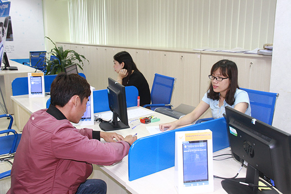 Cán bộ Trung tâm hành chính công tỉnh Đồng Nai tiếp nhận và giải quyết thủ tục hành chính cho người dân