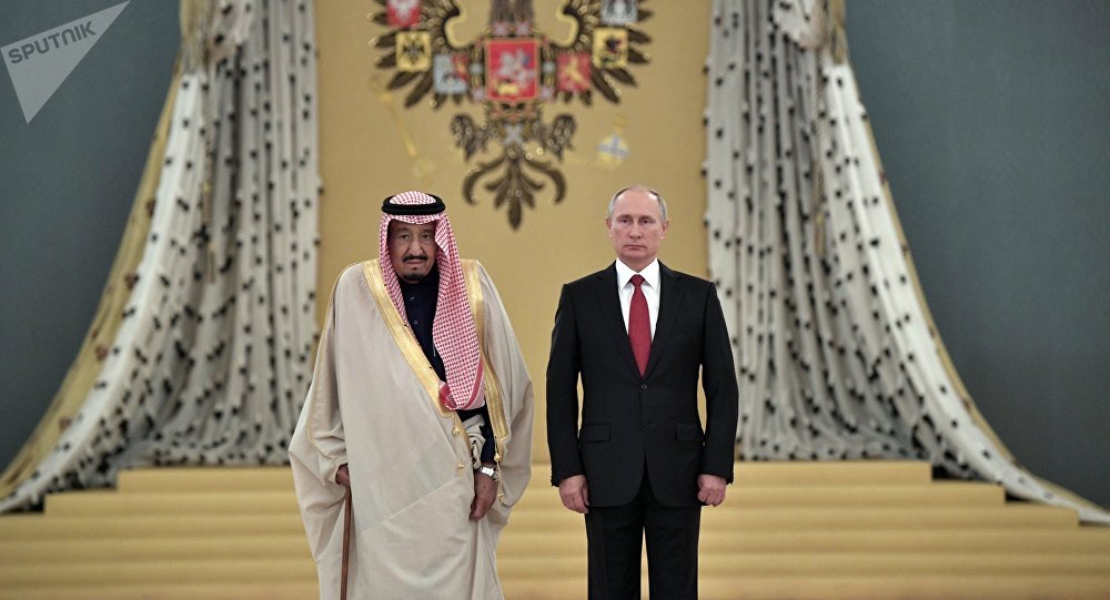 Tổng thống Nga Vladimir Putin (phải) và Quốc vương Saudi Arabia Salman Abdullah bin Abdulaziz tại một cuộc gặp. Ảnh: Tass