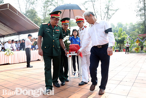 Lãnh đạo tỉnh dự lễ an táng 13 hài cốt liệt sĩ tại Nghĩa trang liệt sĩ huyện Long Thành năm 2018. Ảnh: H.Lộc