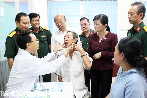 Ảnh 2:Cán bộ bác sĩ Bệnh viện Quân y 7A khám bệnh cấp thuốc cho hộ chính sách tại huyện Thống Nhất