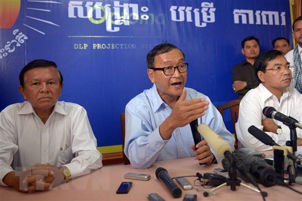 Thủ lĩnh Đảng Cứu nguy dân tộc Campuchia (CNRP) đối lập Sam Rainsy (giữa) trong cuộc họp báo tại Phnom Penh ngày 26-8-2013. (Nguồn: AFP/TTXVN)