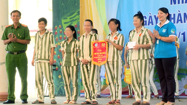 Lãnh đạo Hội Phụ nữ trao quà cho các nữ phạm nhân tại Trại giam Xuân Lộc 