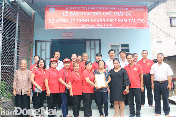 Công ty CP Vedan tặng nhà đồng đội cho gia đình chính sách huyện Long Thành. Ảnh: H. Lộc