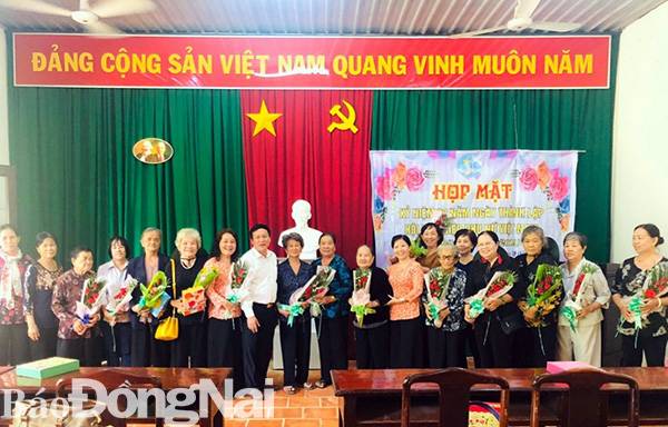Lãnh đạo Huyện ủy và Hội LHPN huyện Vĩnh Cửu tặng hoa quà cho các bà, các mẹ