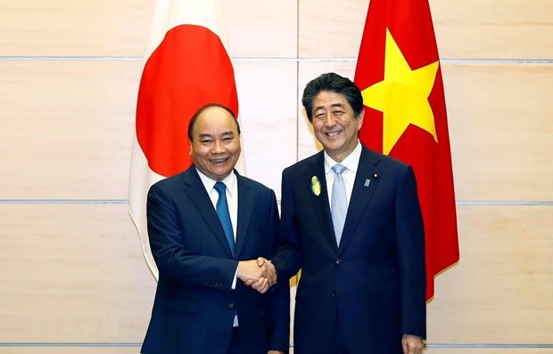 Prime Minister Nguyen Xuan Phuc (L) and Japanese PM Shinzo Abe in July 2019.