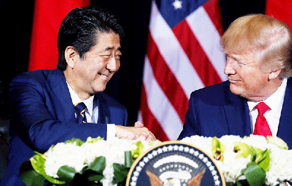 Tổng thống Donald Trump và Thủ tướng Abe Shinzo bắt tay sau lễ ký tuyên bố chung về thương mại tại New York ngày 25-9. (Ảnh: Reuters)