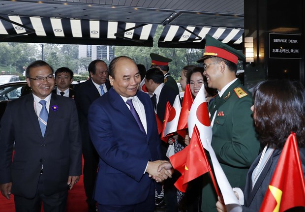 Staff of the Vietnamese Embassy welcome Prime Minister Nguyen Xuan Phuc at Narita International Airport in Tokyo on October 22 morning.