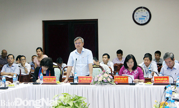 Chairman Cao Tien Dung speaks at the meeting