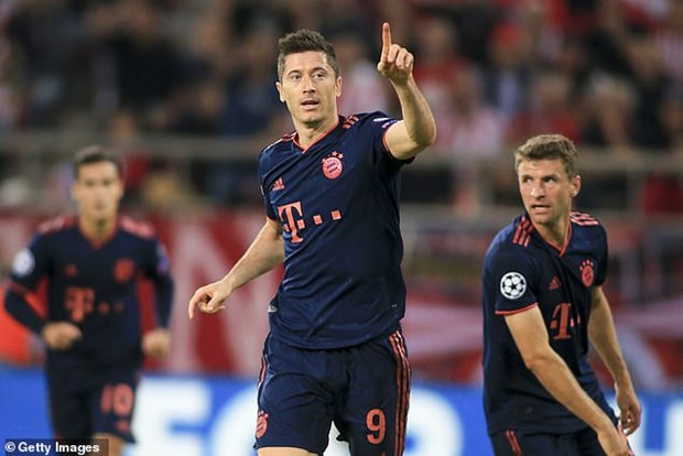  Lewandowski lập cú đúp giúp Bayern ngược dòng.