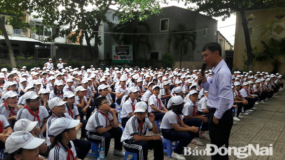 Luật sư Vũ Ngọc Hà nói chuyện với học sinh Trường THCS Long Bình (TP.Biên Hòa) về giáo dục kiến thức pháp luật; phòng, chống ma túy và tệ nạn xã hội.