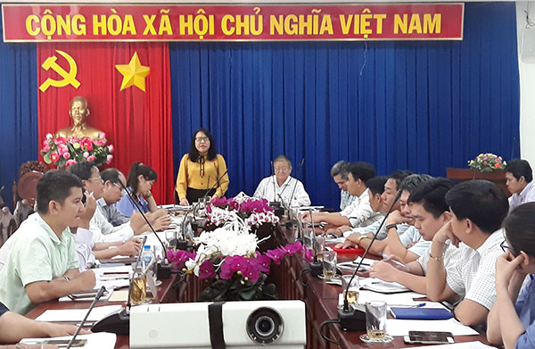 Bà Nguyễn Thị Kim Hương, Phó trưởng ban phụ trách Ban Pháp chế HĐND tỉnh phát biểu tại buổi giám sát