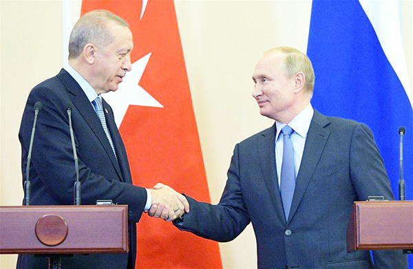 Tổng thống Thổ Nhĩ Kỳ Recep Tayyip Erdogan (trái) và người đồng nhiệm Nga Vladimir Putin trong cuộc họp báo chung sau cuộc hội đàm tại Sochi, ngày 22/10