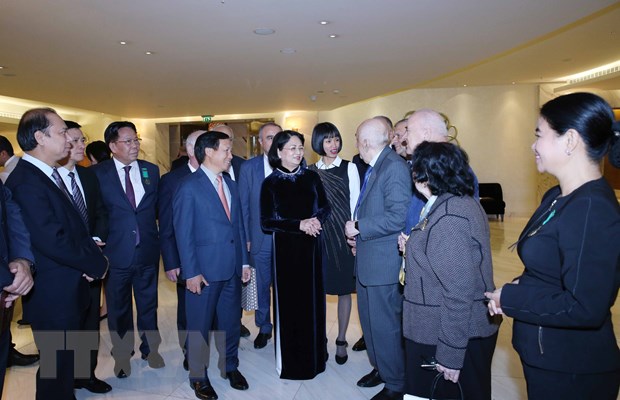  Phó Chủ tịch nước Đặng Thị Ngọc Thịnh với các cựu chuyên gia, cán bộ, cựu sinh viên đã từng học tập, công tác tại Việt Nam và Azerbaijan. (Nguồn: Phương Hoa/TTXVN)