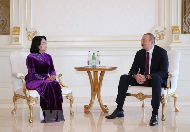 Vietnamese Vice President Dang Thi Ngoc Thinh (L) and Azerbaijani President Ilham Aliyev.