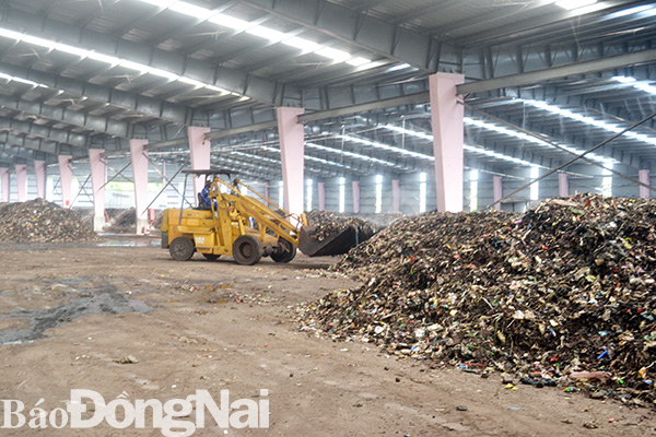  Xử lý rác thải sinh hoạt tại khu xử lý rác Quang Trung