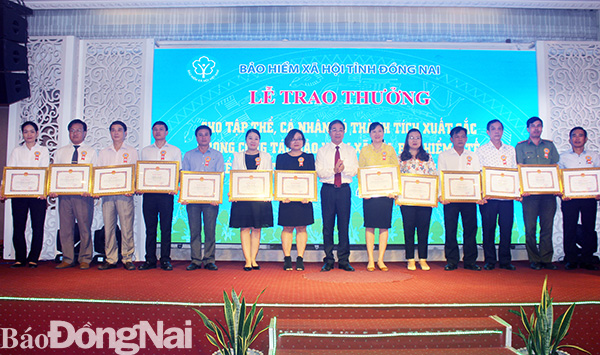 Phó chủ tịch UBND tỉnh Nguyễn Quốc Hùng trao thưởng cho các cá nhân, tập thể xuất sắc trong công tác BHXH, BHYT, BHTN